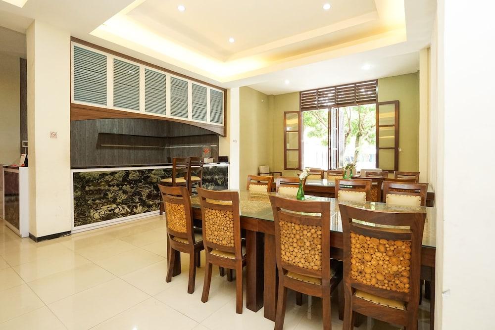 Oyo 282 Putri Utari Residence 玛琅 外观 照片