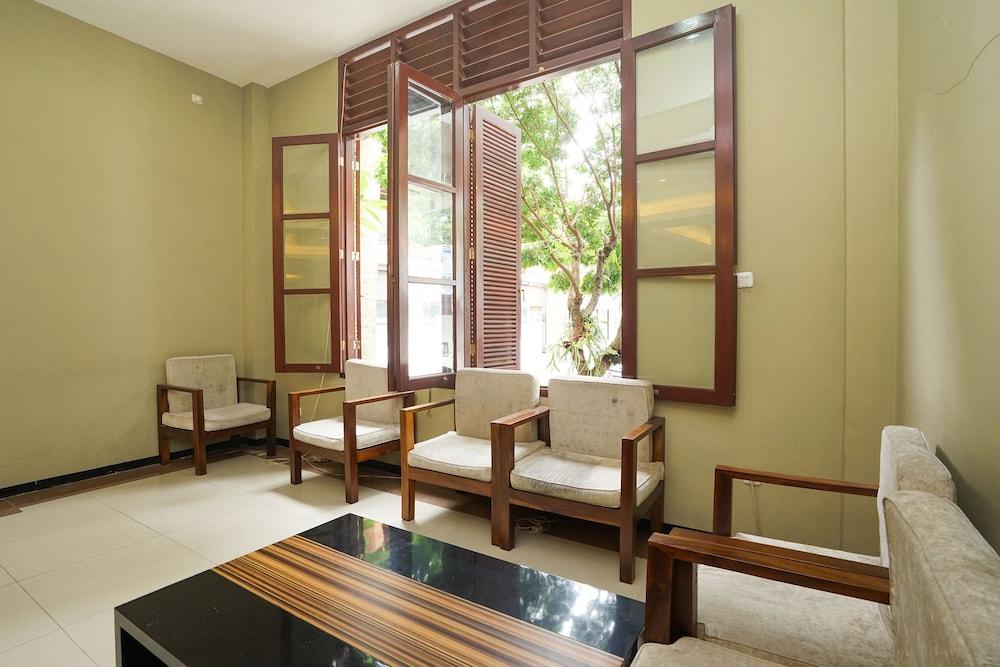 Oyo 282 Putri Utari Residence 玛琅 外观 照片